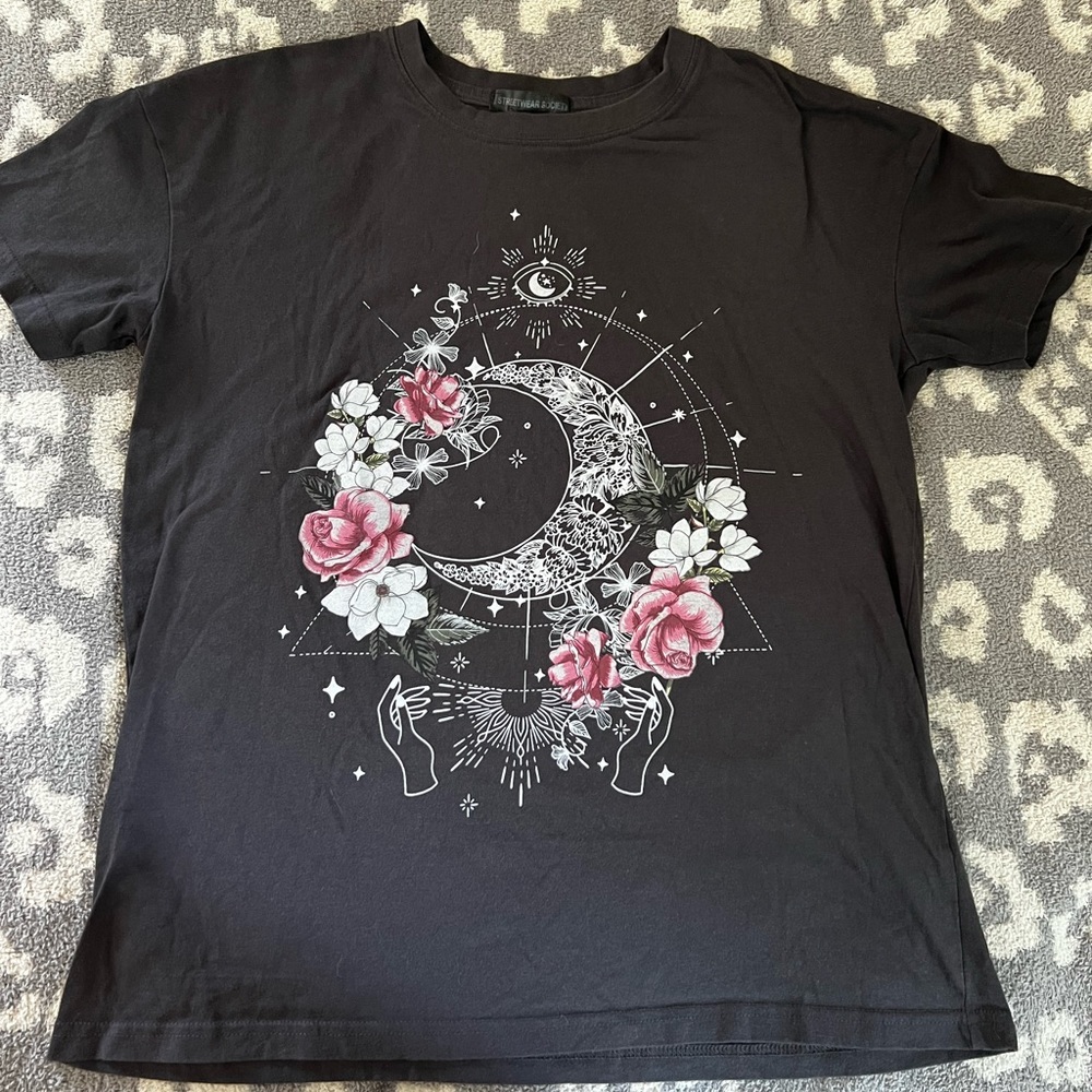 Streetwear Society graphic t-shirt size small